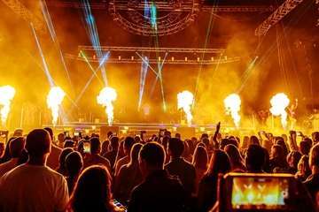 Maluma se conquista al público grancanario con un espectáculo de energía y efectos pirotécnicos (Foto TA)